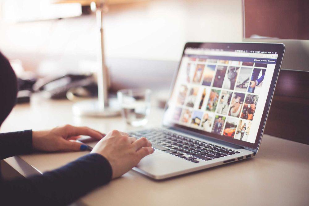 ilustrasi gunakan media sosial (pexels.com/picjumbo.com)