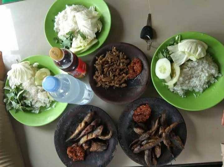 Menu di Warung Lalapan Uceng (Instagram/blitarmaknyus)