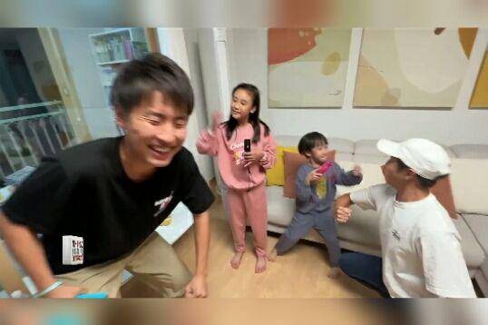 Waseda Boys dan anak-anak Kimbab Family (dok. youtube.com/Nihongo Mantappu)