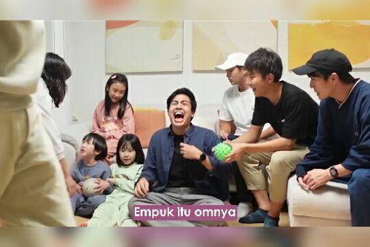Waseda Boys dan anak-anak Kimbab Family (dok. youtube.com/Nihongo Mantappu)