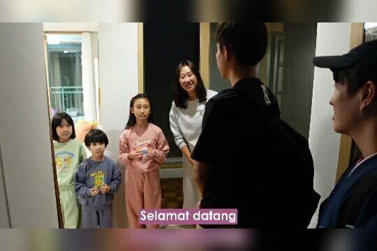 Waseda Boys dan anak-anak Kimbab Family (dok. youtube.com/Nihongo Mantappu)