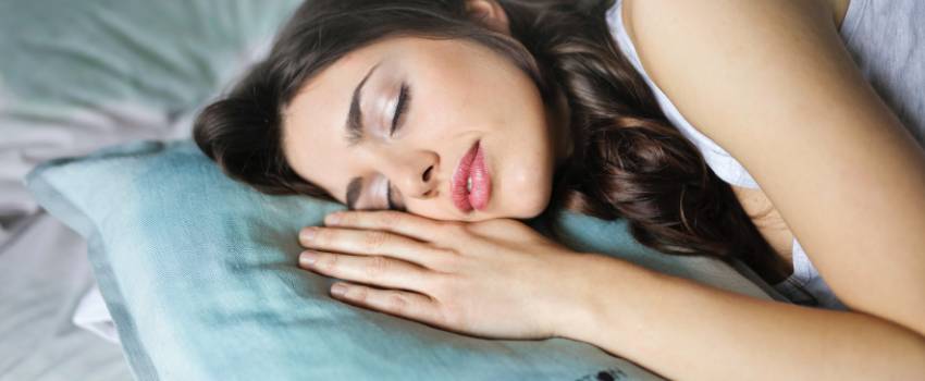 ilustrasi tidur cukup(pexels.com/andreapiacquadio)