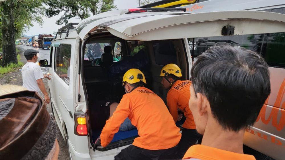 Lewati Kuburan Angker di Gombong Kebumen, Minibus Tabrak Truk, 4 Terjepit