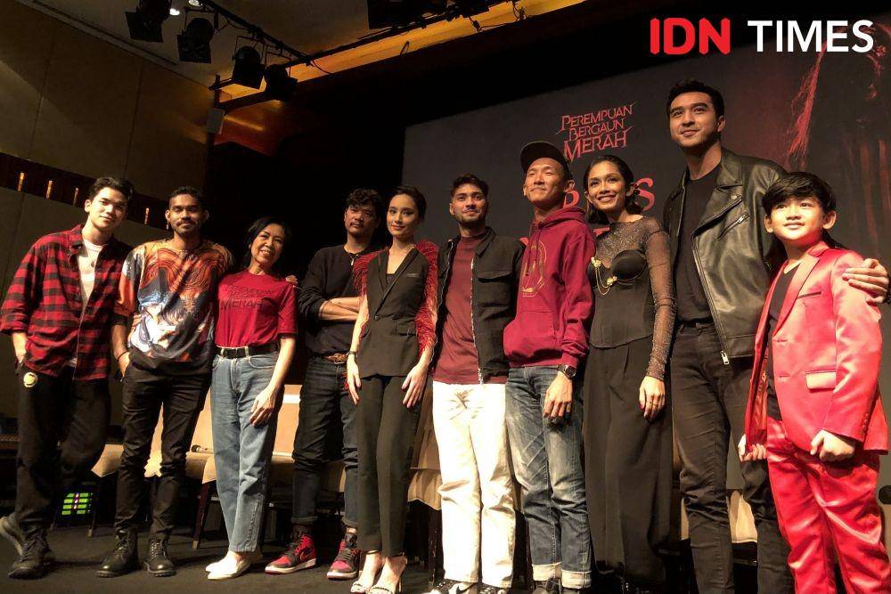 potret para pemain dan kru di konferensi pers film Perempuan Bergaun Merah pada Rabu (26/10/2022) (Dok. IDN Times/Elizabeth Chiquita)
