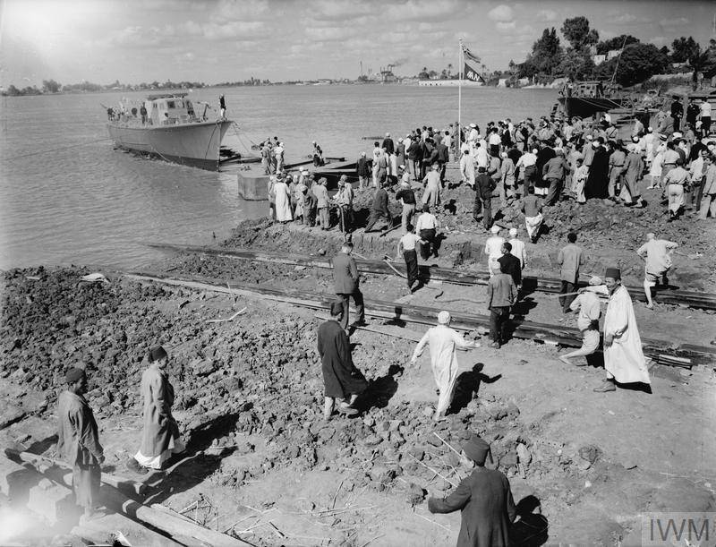 potret saat peluncuran sebuah kapal di Terusan Suez (dok. Imperial War Museums)