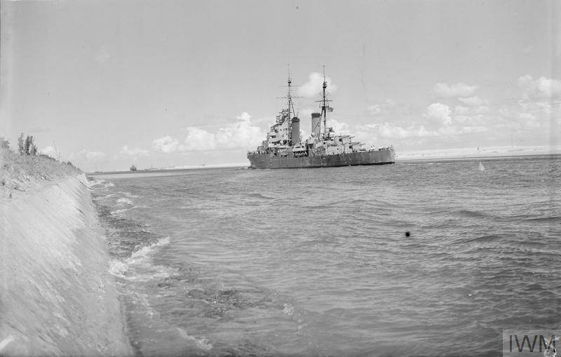 potret kapal HMS EURYALUS melewati Terusan Suez (dok. Imperial War Museums)