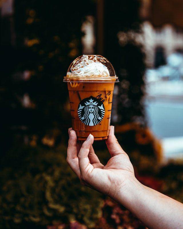 Minuman Starbucks berwarna coklat (Unsplash.com/Mikita Yo)