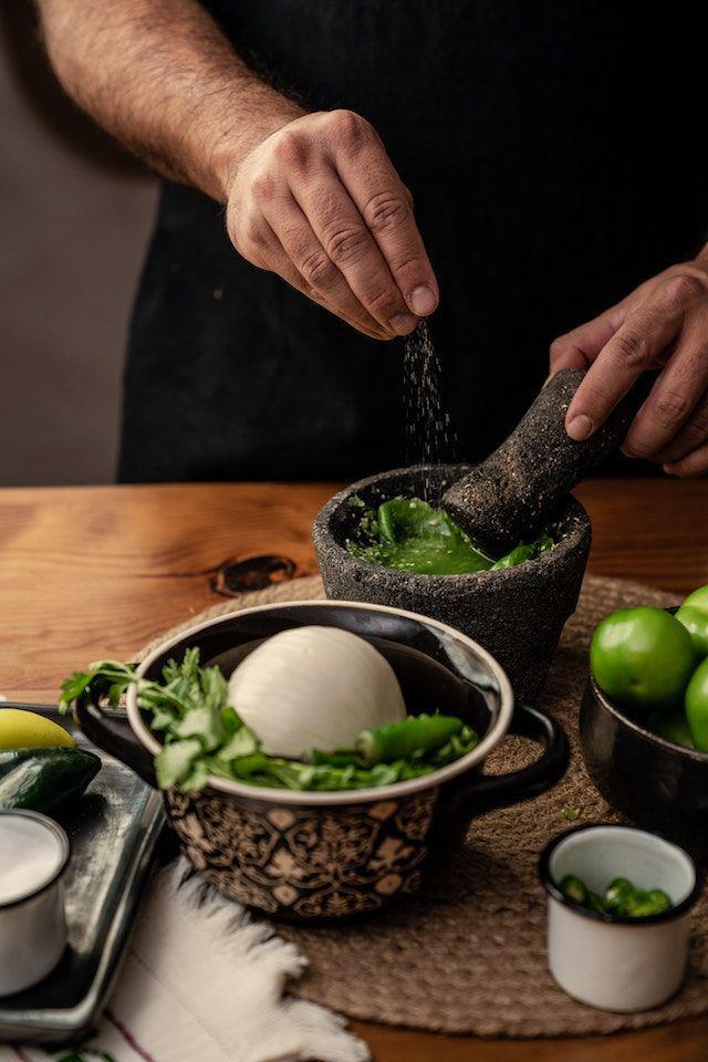 ilustrasi membuat sambal kencur (pexels.com/Los Muertos Crew)