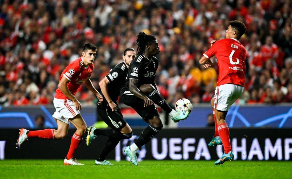 Pemain Juventus saat berduel dengan bek Benfica dalam laga lanjutan Liga Champions 2022/23. (juventus.com)