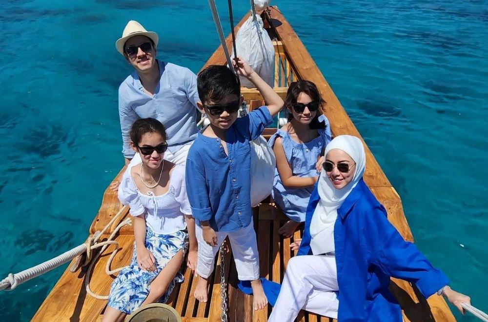 9 Potret Keluarga Rionaldo Stokhorst Nikmati Liburan di Labuan Bajo
