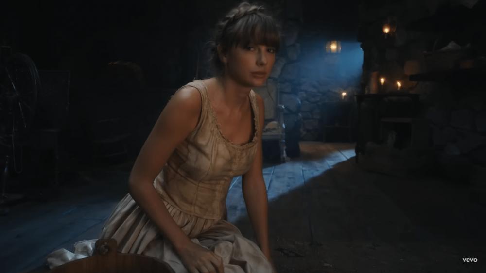 10 Potret Taylor Swift di MV 'Bejeweled', Jadi Cinderella!