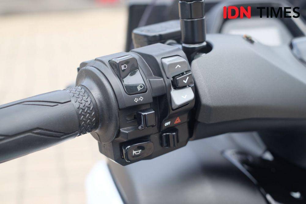 Sakelar sebelah kiri Yamaha E01 (IDN Times/Fadhliansyah)
