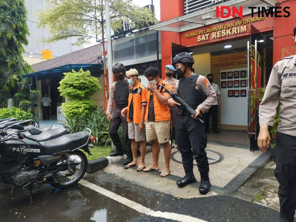 Pelaku tawuran jembatan Suroboyo saat berada di Polres Pelabuhan Tanjung Perak Surabaya, Rabu (26/10/2022). (IDN Times/Khusnul Hasana)