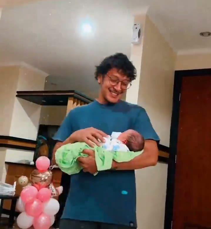 Dimas Anggara dan buah hati (instagram.com/fansclubdimskilovers)