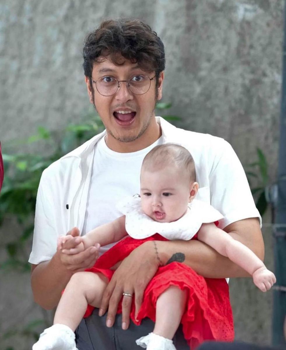 Dimas Anggara dan buah hati (instagram.com/artis_indonesia)