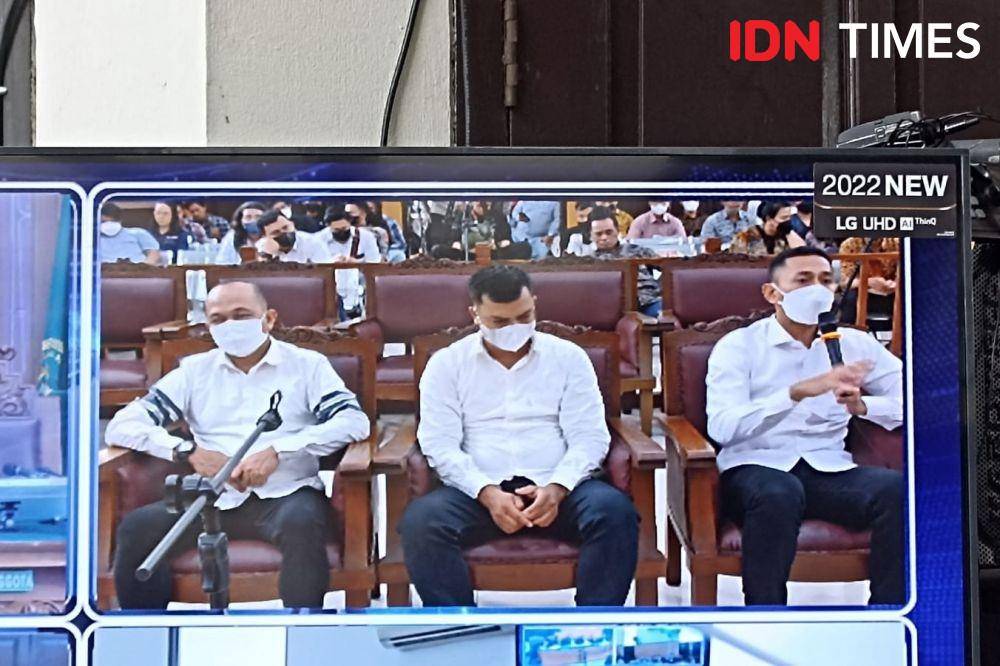 AKBP Ari Cahya Nugraha alias Acay saat agenda pemberian keterangan saksi bagi terdakwa obstruction of justice kasus pembunuhan Brigadir J yakni AKP Irfan Widyanto di PN Jakarta Selatan. (IDN Times/Lia Hutasoit)