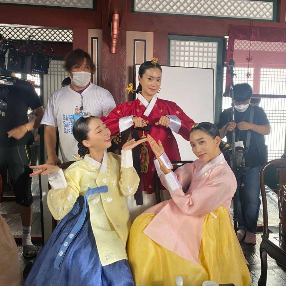 Song Young Ah, Ok Jae Yeon, dan Shin Soo Jung di balik layar Under the Queen's Umbrella (instagram.com/shinsj84)