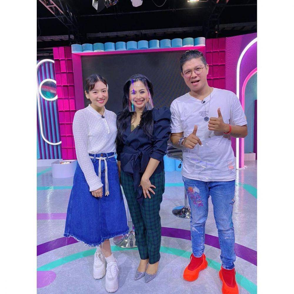 Haruka Nakagawa mengenakan rok jeans (instagram.com/haruuuu_chan)