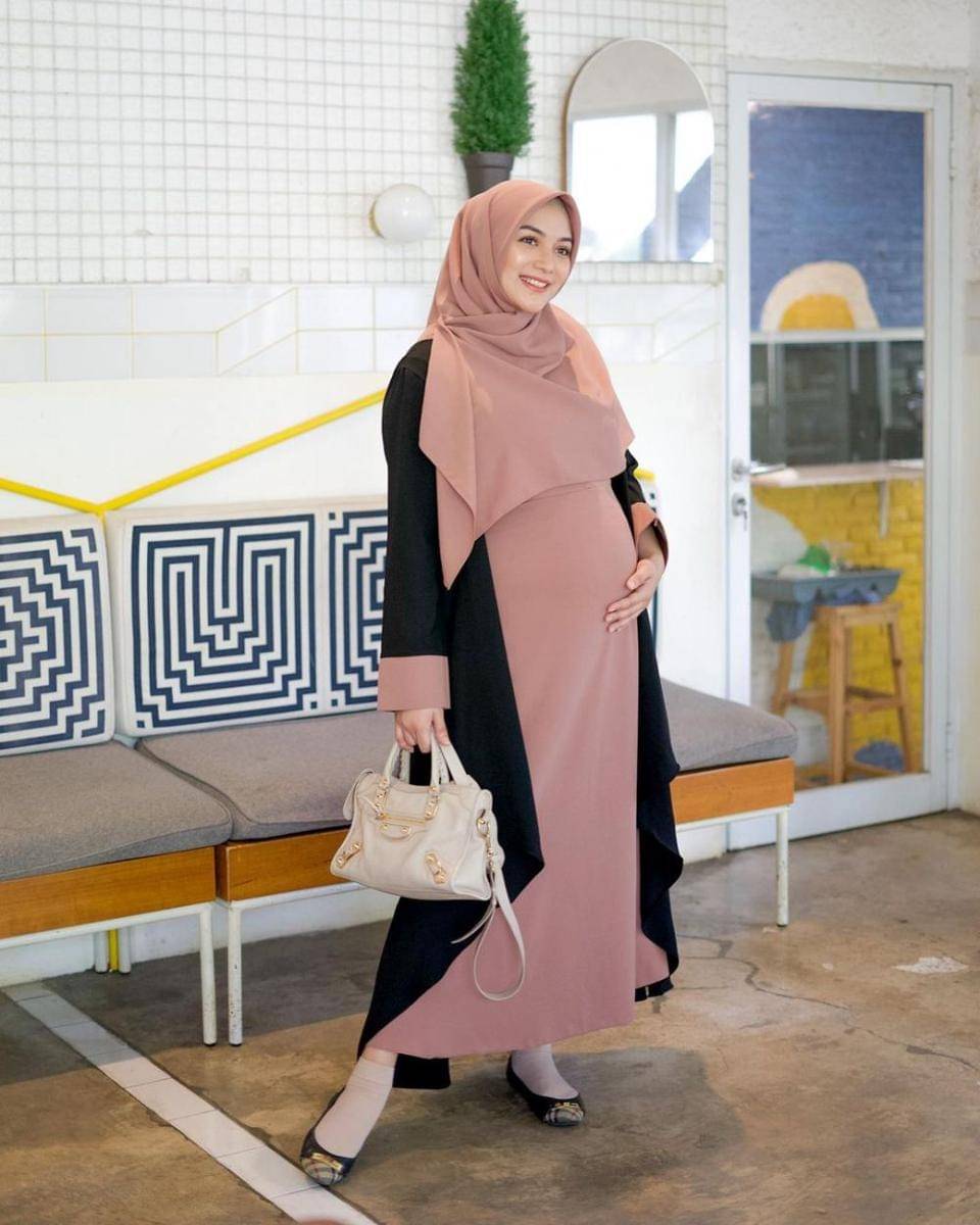 Outfit peach dengan hijab ala Citra Kirana (instagram.com/citraciki)