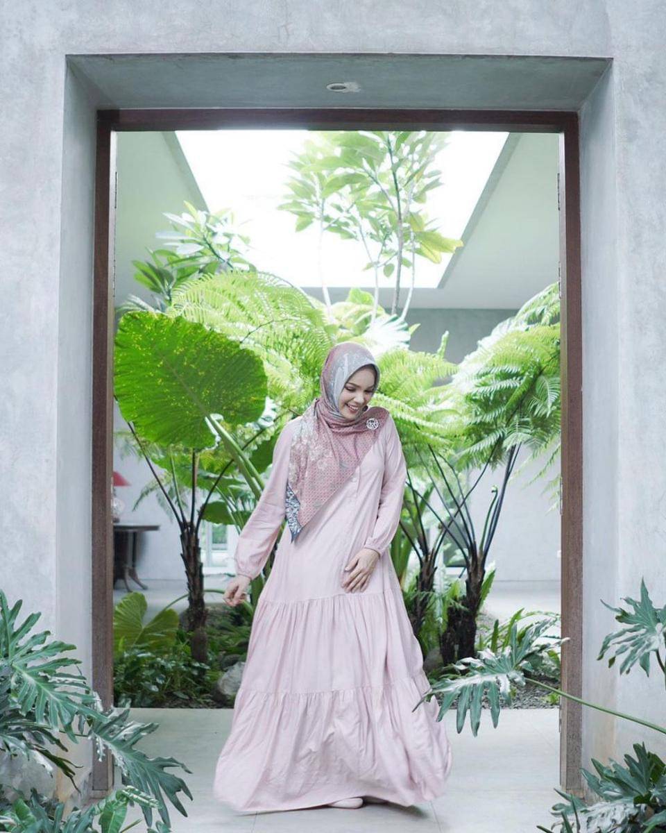 Outfit peach dengan hijab ala Dewi Sandra (instagram.com/dewisandra)