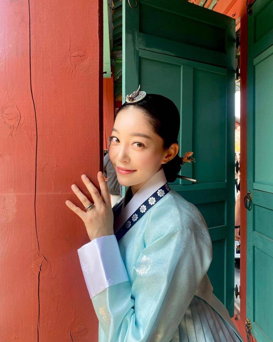 Kim Ga Eun di balik layar Under the Queen's Umbrella (instagram.com/gghani8918)