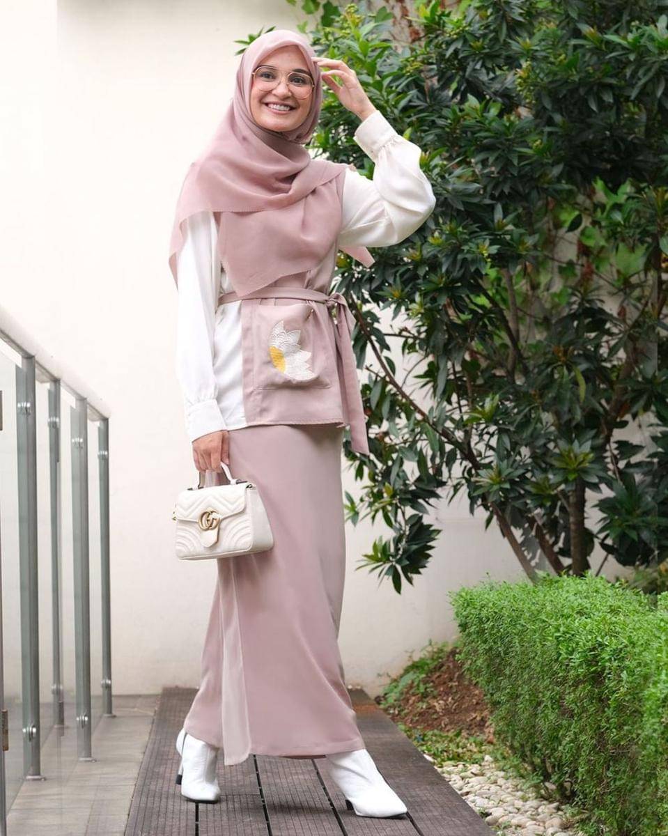 Outfit peach dengan hijab ala Shireen Sungkar (instagram.com/shireensungkar)