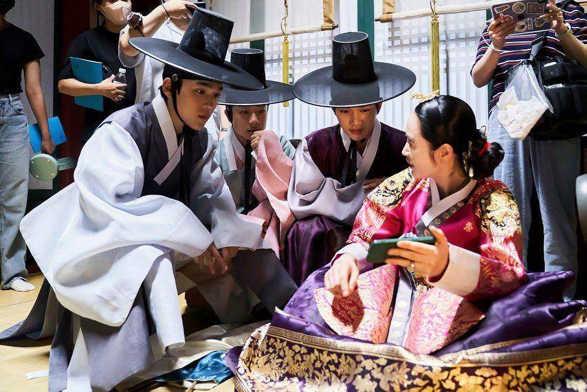 Moon Sang Min, Park Ha Jun, Yoon Sang Hyeon dan Kim Hye Soo di balik layar Under the Queen's Umbrella (instagram.com/hs_kim_95)