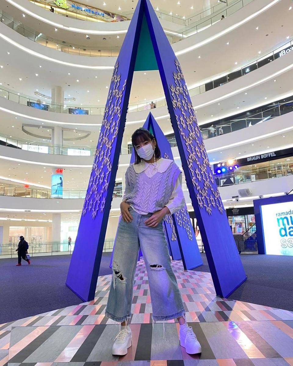 Haruka Nakagawa mengenakan outfit jeans (instagram.com/haruuuu_chan)