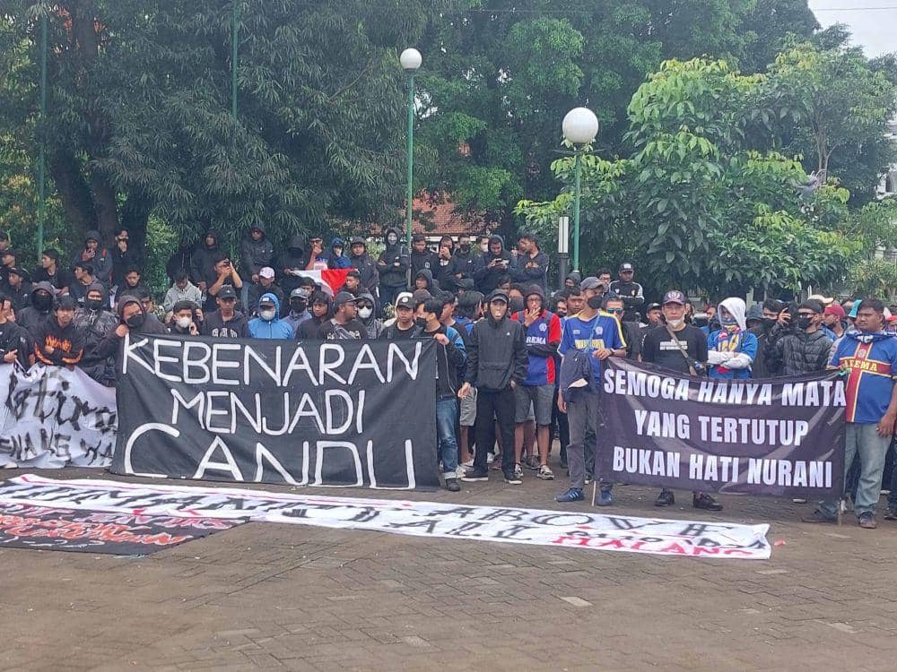 Ratusan Aremania saat bersiap melakukan aksi longmarch menuju Balai Kota Malang. IDN Times/Alfi Ramadana