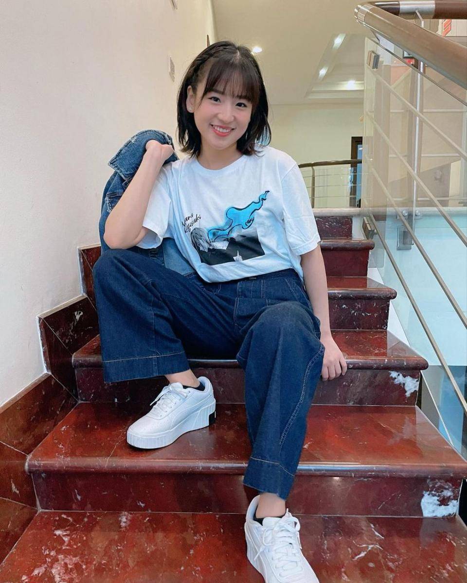Haruka Nakagawa mengenakan outfit jeans (instagram.com/haruuuu_chan)
