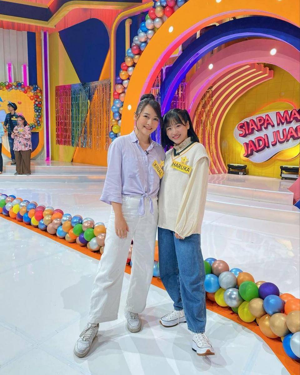 Haruka Nakagawa dengan outfit jeans (instagram.com/haruuuu_chan)