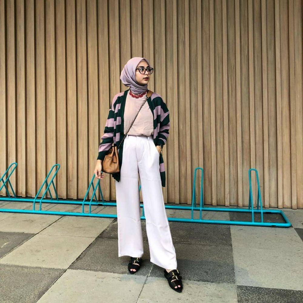 Outfit peach dengan hijab ala Dianty Annisa (instagram.com/diantyy.a)