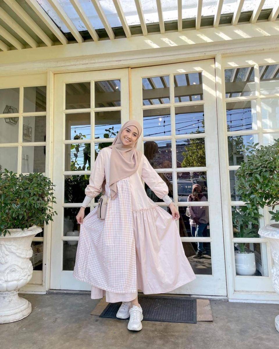 Outfit peach dengan hijab ala Richa Etika (instagram.com/richaeu)