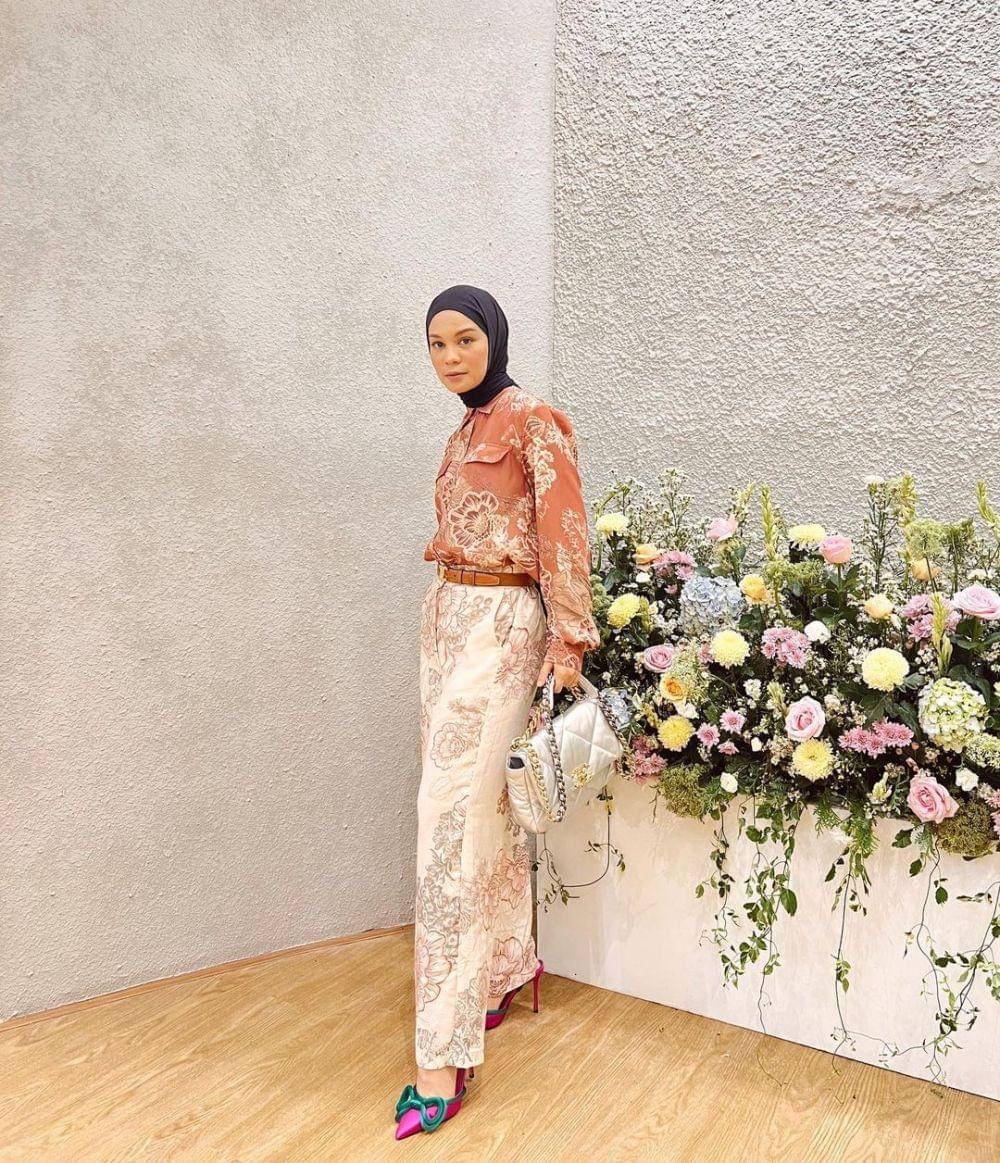 Outfit peach dengan hijab ala Tantri Namirah (instagram.com/tantrinamirah)