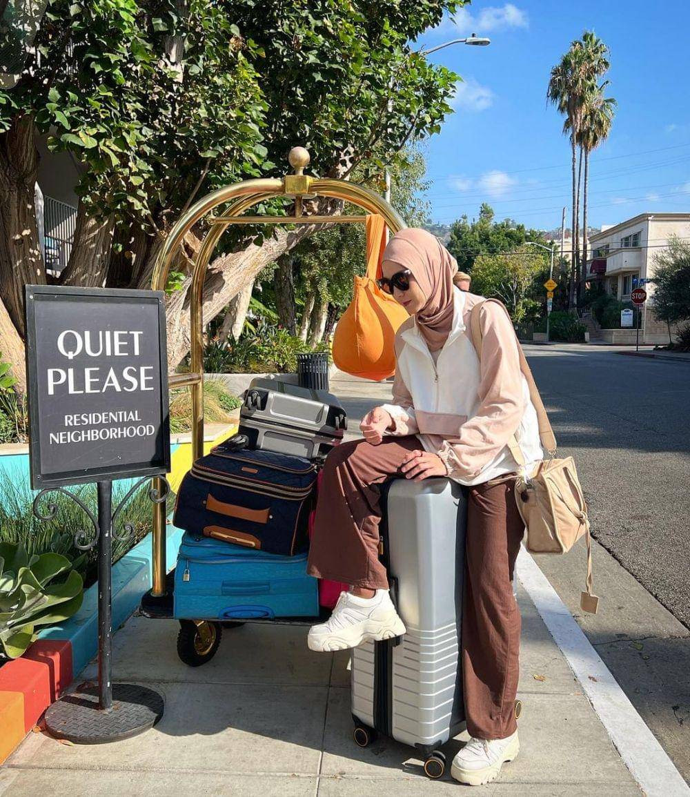 Outfit peach dengan hijab ala Zaskia Mecca (instagram.com/zaskiadyamecca)