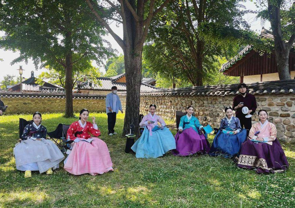 para selir raja di balik layar Under the Queen's Umbrella (instagram.com/ujeongwon)