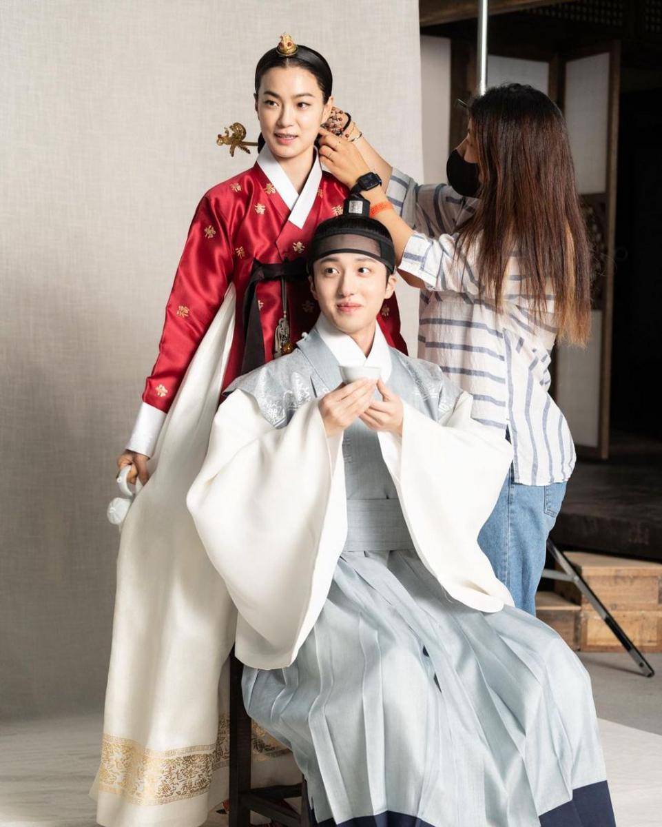 Ok Ja Yeon dan Chani SF9 di balik layar Under the Queen's Umbrella (instagram.com/okjayeon)