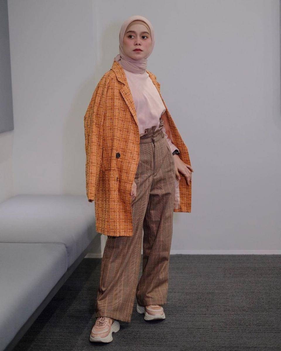 Outfit peach dengan hijab ala Lesti Kejora (instagram.com/lestykejora)