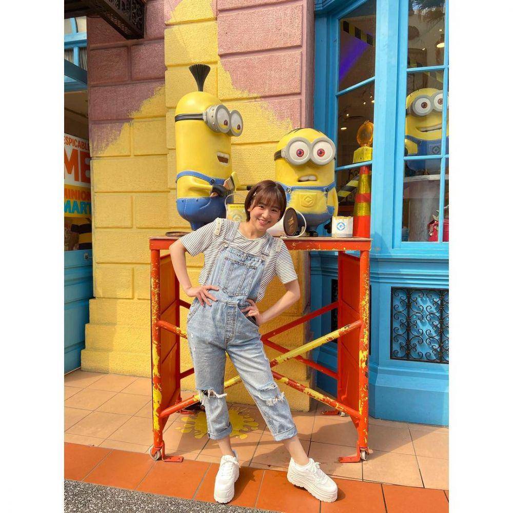 Haruka Nakagawa mengenakan overall jeans (instagram.com/haruuuu_chan)