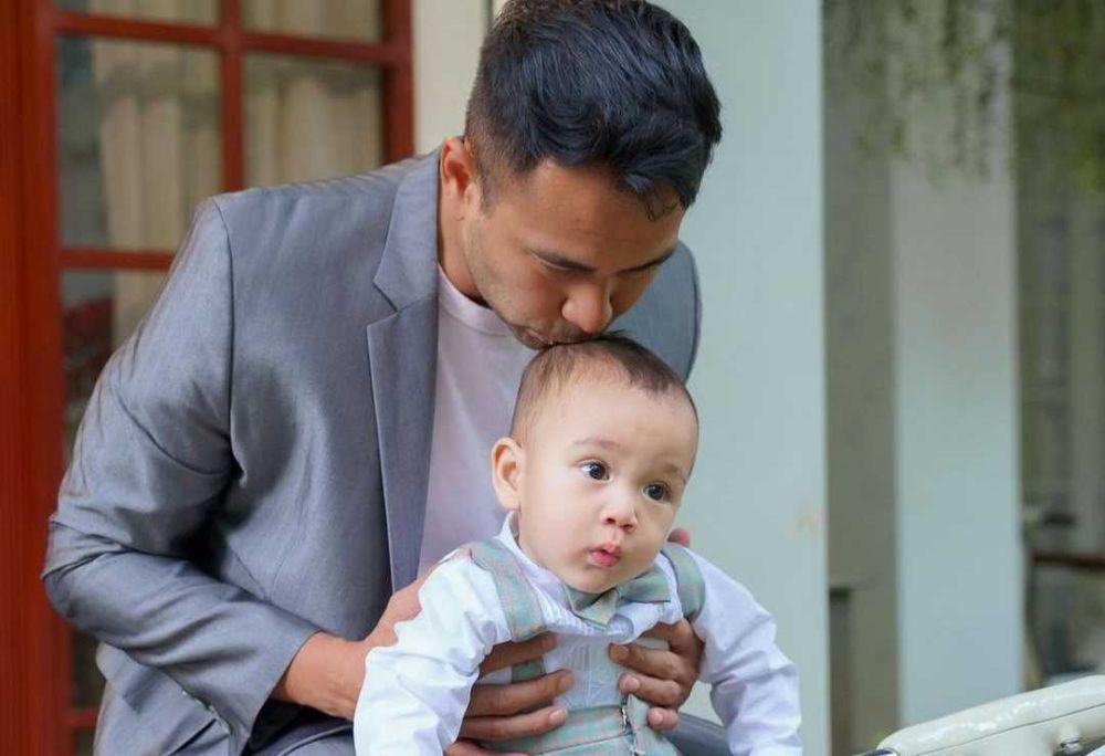 9 Momen Rayyanza dan Raffi Ahmad Naik Motor Vespa, Ekspresi Gemes!