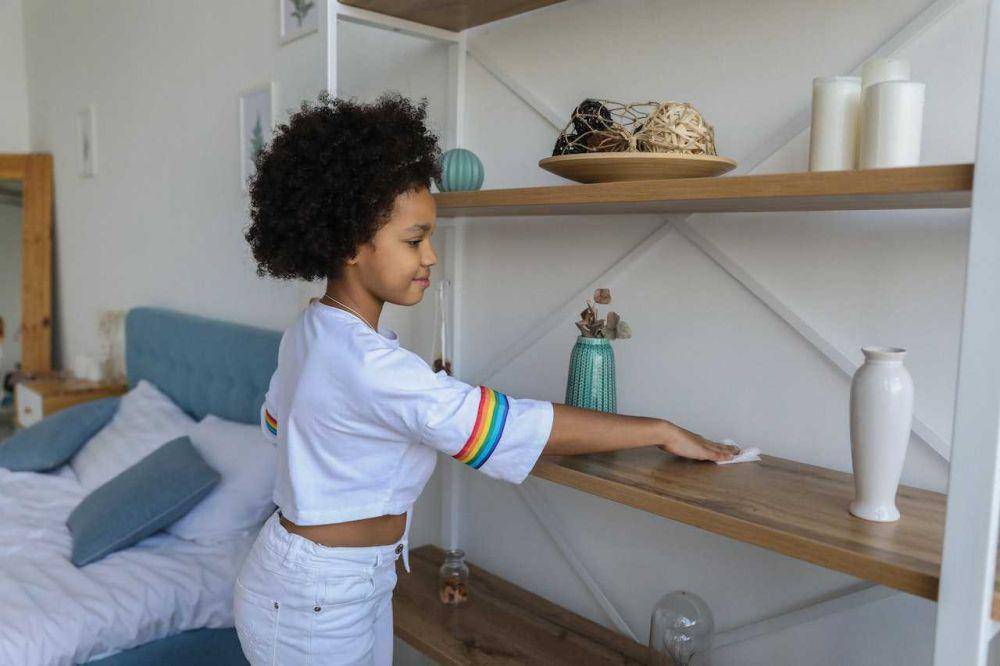 ilustrasi anak membersihkan kamar (pexels.com/Monstera)