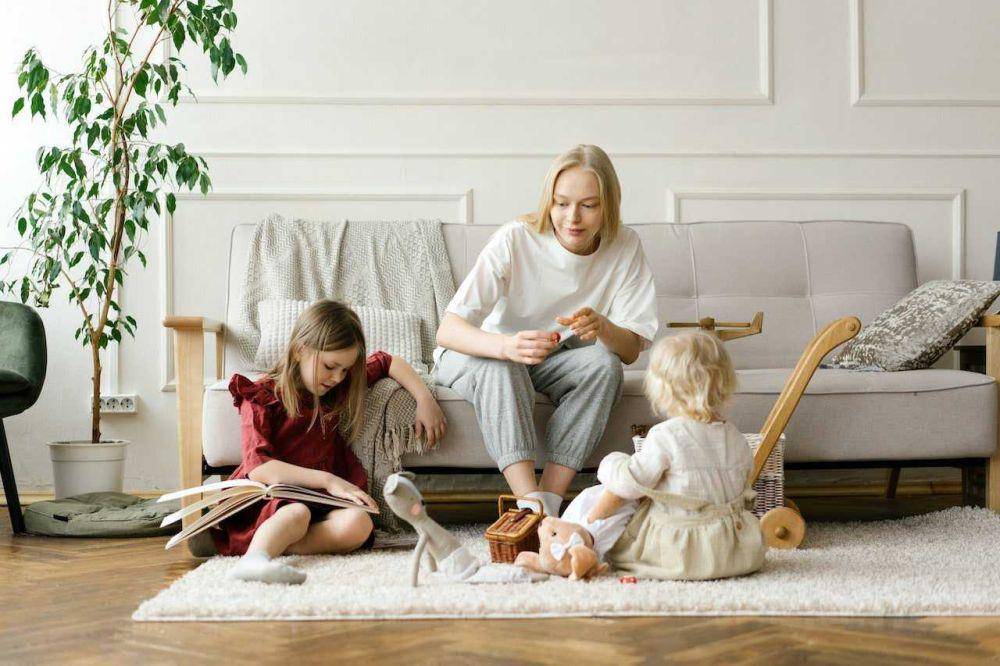 ilustrasi ibu dan anak-anaknya (pexels.com/Mikhail Nilov)