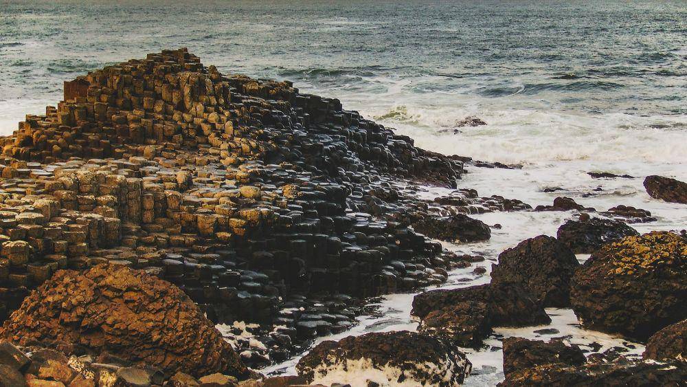 Giants Causeway yang terbentuk dari letusan gunung berapi (unsplash.com/kmitchhodge)