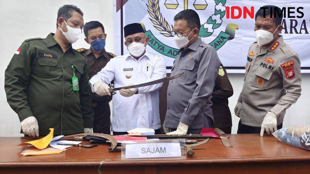 Forkopimda Kota Depok saat melihat senjata tajam yang dimusnahkan Kejari Kota Depok. (IDNTimes/Dicky)