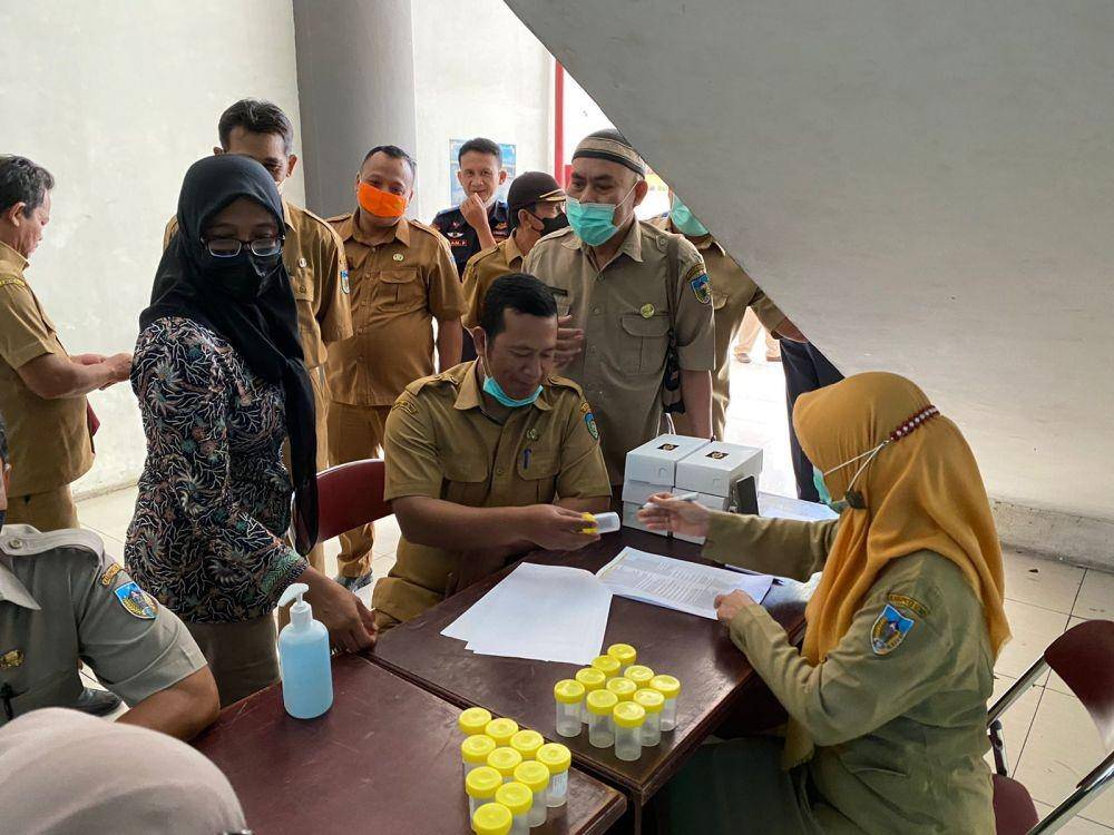 ASN Kediri melakukan tes urine (Dok. Pemkab Kediri)