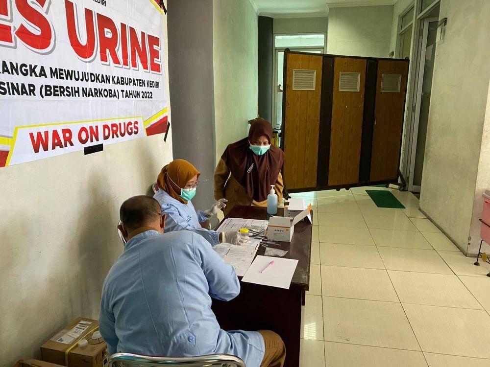 Pemeriksaan tes urine ASN Kediri (Dok. Pemkab Kediri)
