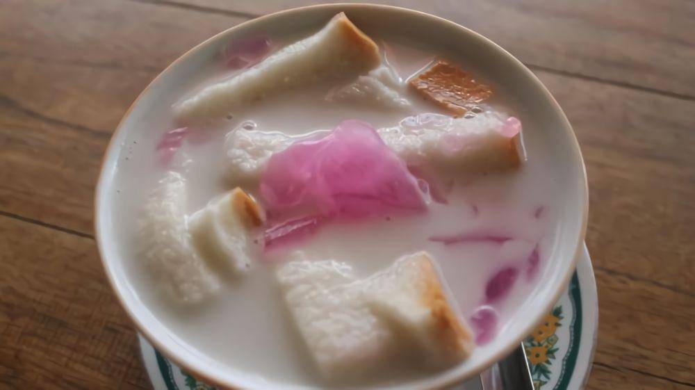 wedang roti (commons.wikimedia.org/WachidahNLatifah)