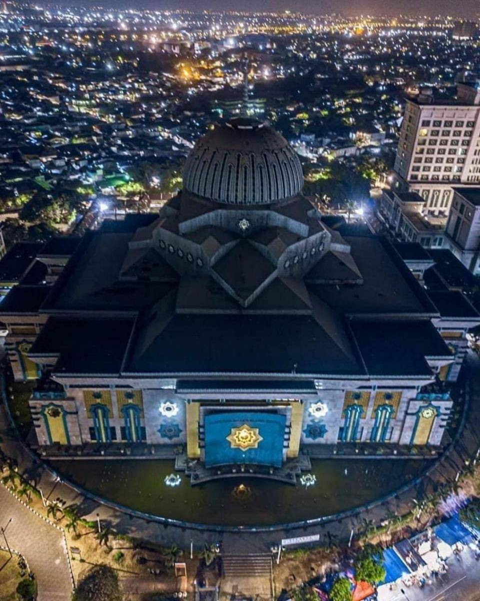 Potret Masjid Islamic Center Jakarta di malam hari. (instagram.com/islamicjic)