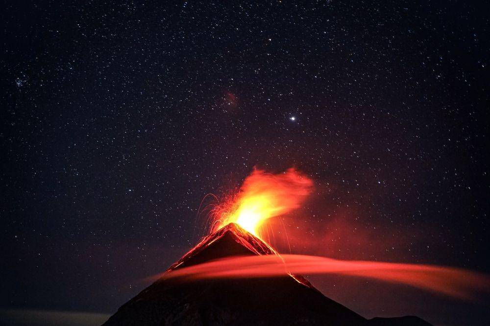 ilustrasi gunung meletus (pexels.com/Clive Kim)