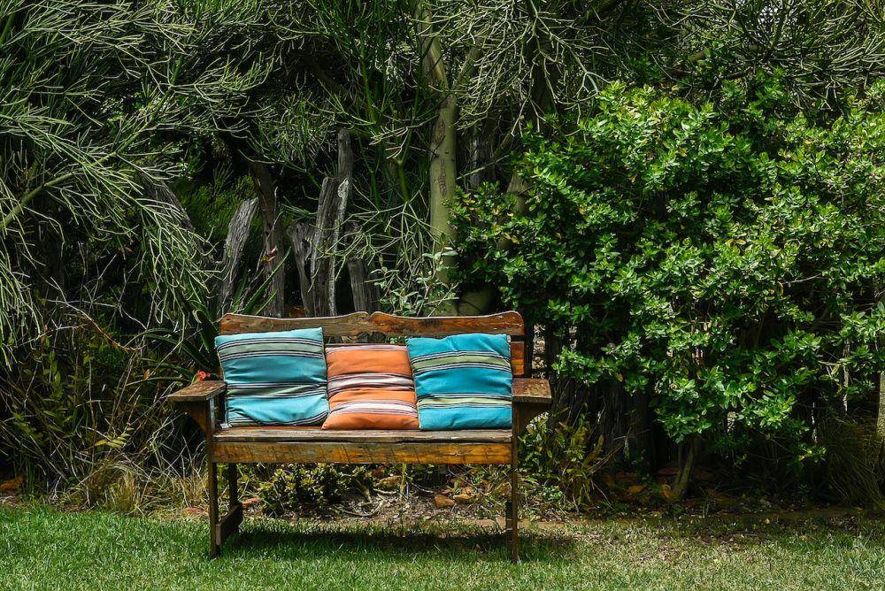 rekomendasi kursi taman belakang rumah (pexels.com/Frans van Heerden)